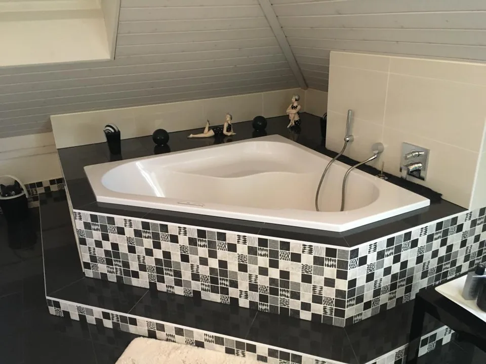 Exklusives Einfamilienhaus mit Pool, grossem Garten und Baulandreserve – foto 8 di 11