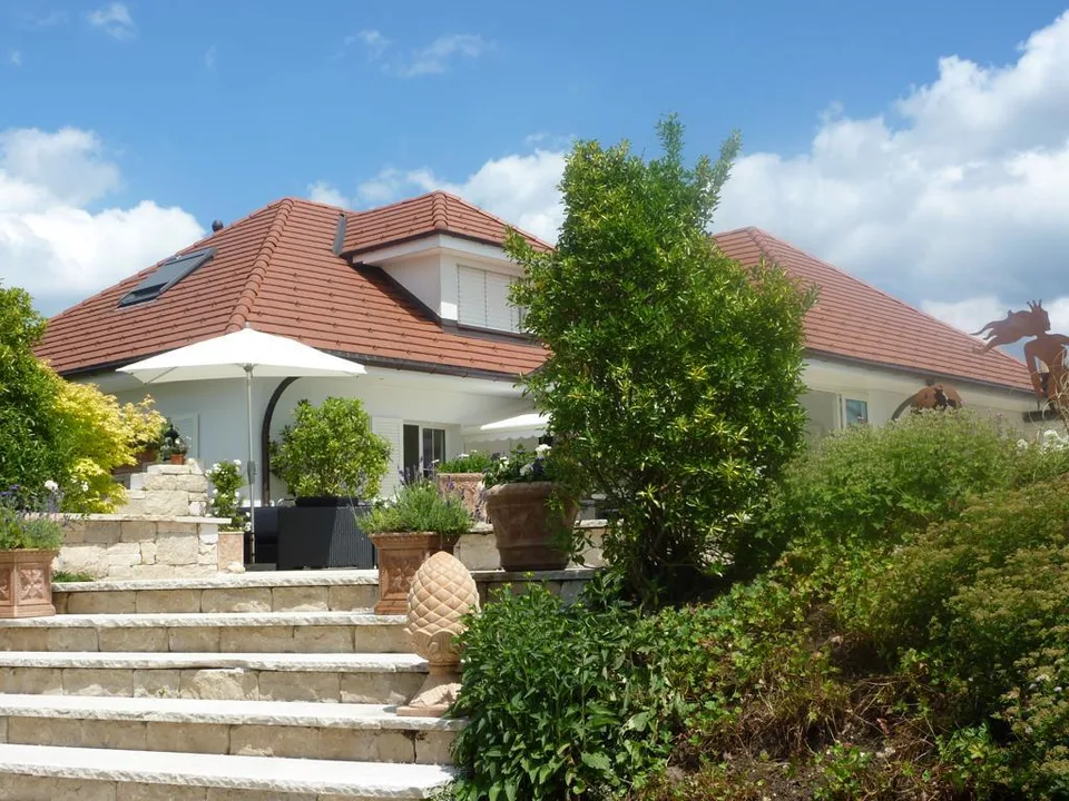 Exklusives Einfamilienhaus mit Pool, grossem Garten und Baulandreserve