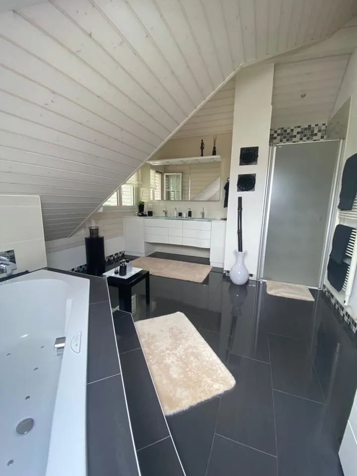 Exklusives Einfamilienhaus mit Pool, grossem Garten und Baulandreserve – foto 9 di 11