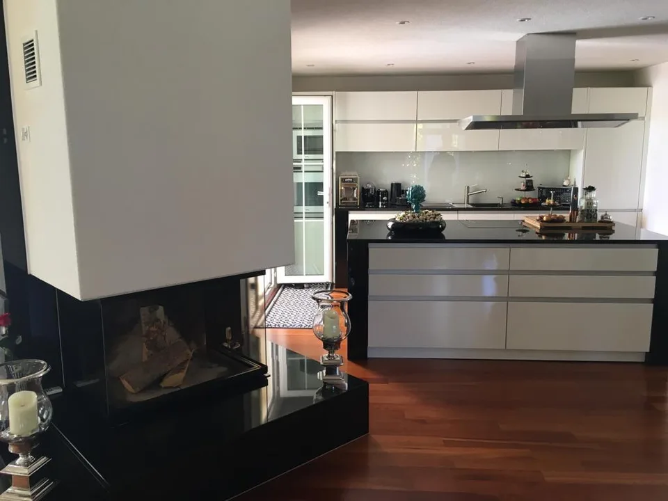 Exklusives Einfamilienhaus mit Pool, grossem Garten und Baulandreserve – foto 7 di 11