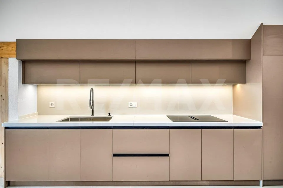 Accès privatif par ascenseur; Dernier étage; 4.5p 135 m²; Jardin 10...