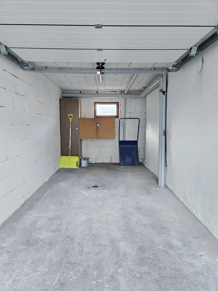 Garage mit Fenster und elektrischem Tor per 1.9.26 zu vermieten