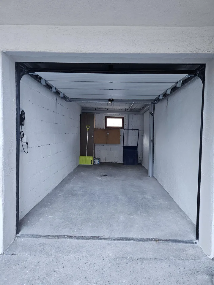 Garage mit Fenster und elektrischem Tor per 1.9.26 zu vermieten