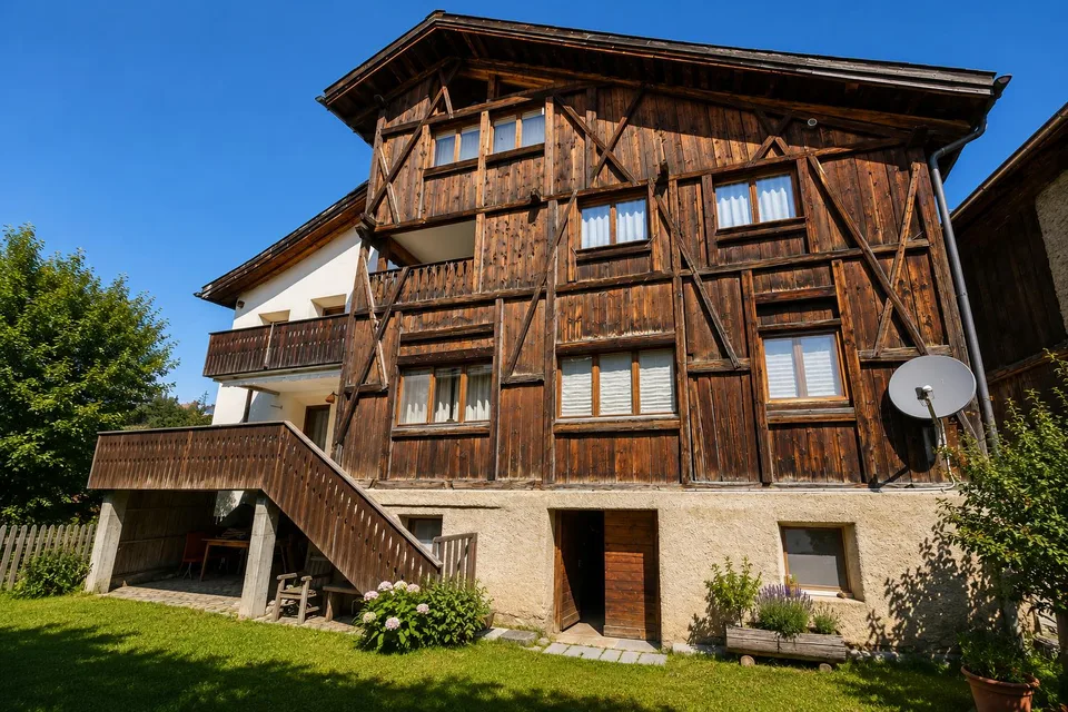 Traditioneller Charme trifft auf Bergpanorama in Sent