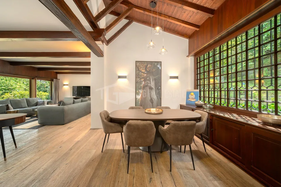 VILLA COMPLETAMENTE RISTRUTTURATA CON PARCO, PISCINA PANORAMICA E V...