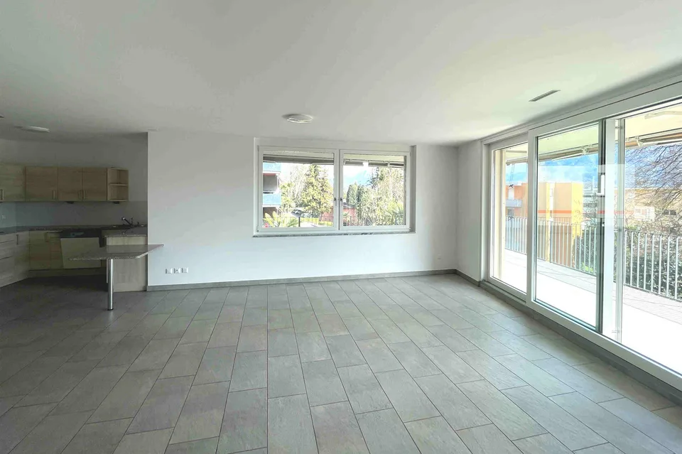Appartamento con grande terrazza coperta in zona comoda e strategica