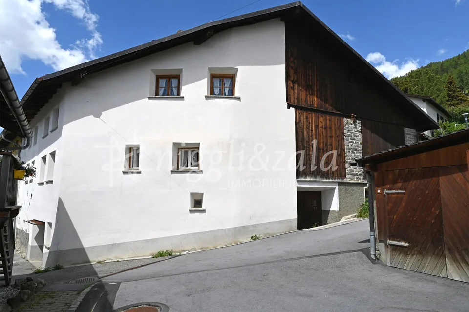 Charmanter Hausteil mit Heuschopf und Entwicklungspotenzial