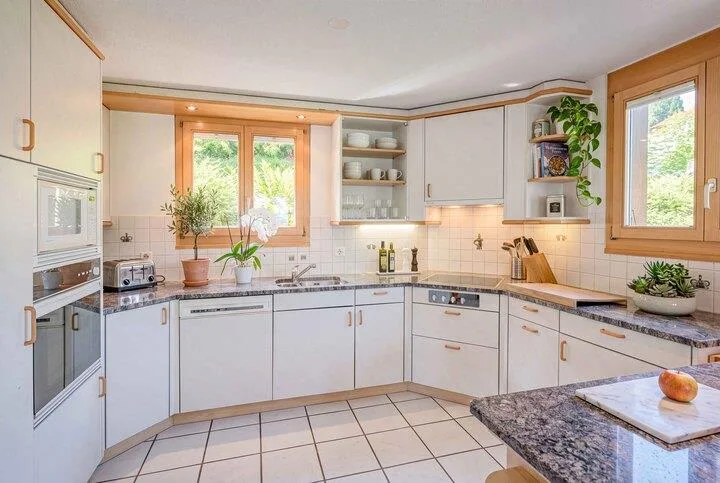 PRÄCHTIGE AUSSICHTEN IN ISELTWALD - SCHMUCKES CHALET OBERHALB VOM B...