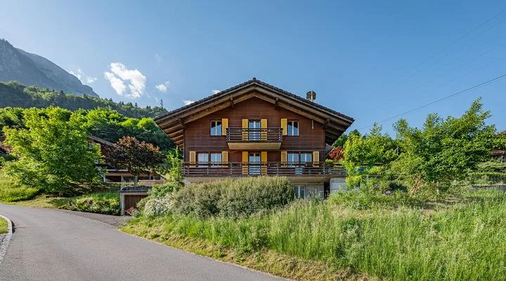 PRÄCHTIGE AUSSICHTEN IN ISELTWALD - SCHMUCKES CHALET OBERHALB VOM B...