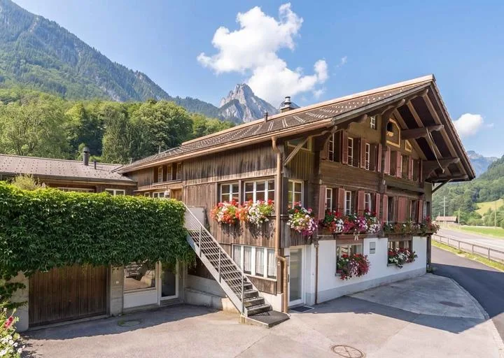 8.5 ZIMMER HAUSHÄLFTE MIT EINLIEGERWOHNUNG IN DEN BERNER ALPEN
