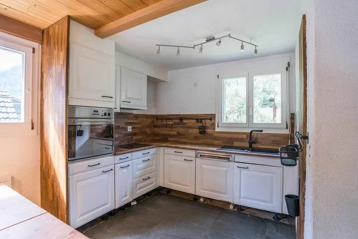 CASA A SCHIERA DI 8,5 CAMERE CON APPARTAMENTO ANNESSO NELLE ALPI BERNESI