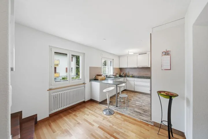 CASA SEMI-INDIPENDENTE DI 4,5 STANZE CON GRANDE GIARDINO