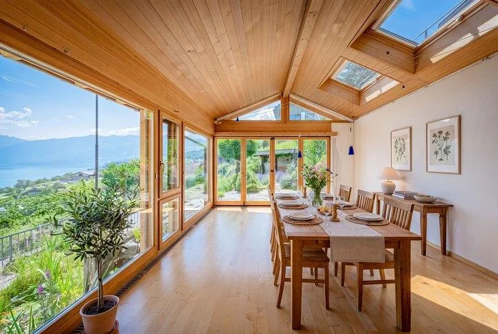 REIHENECKHAUS MIT SEE-/BERGSICHT, TERRASSE UND GARTENSITZPLATZ