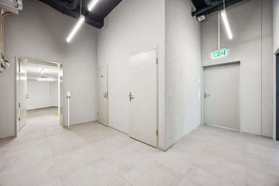 Gewerbefläche mit hoher Sichtbarkeit im Herzen von Neuhausen – photo 7 sur 11