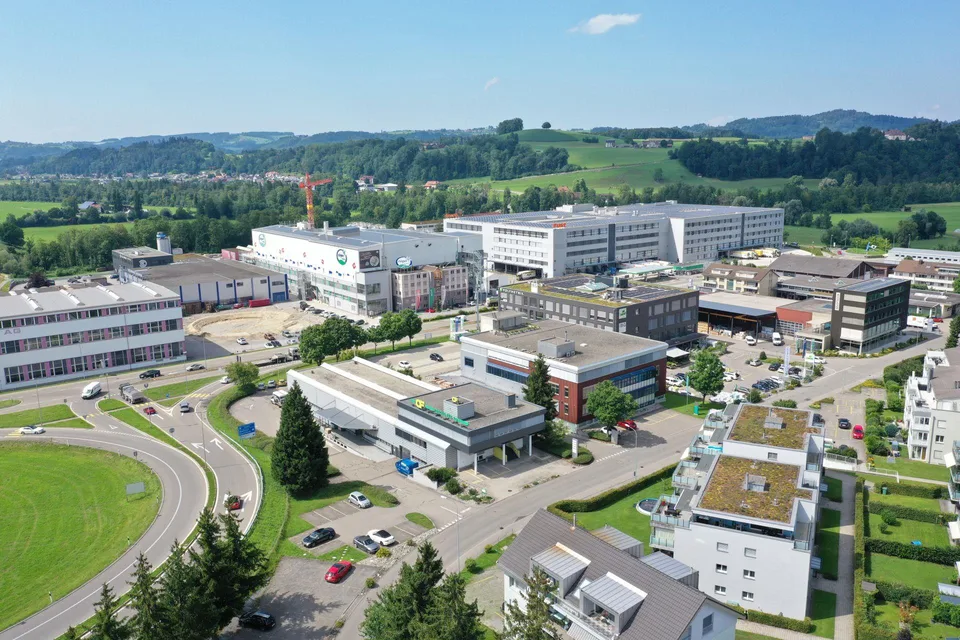 Grosszügige Gewerbe- und Büroflächen direkt an der Autobahn