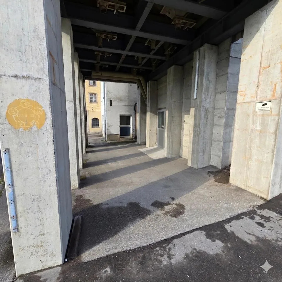 Gewerberaum EG mit Vordachbereich, Keller und Toilette