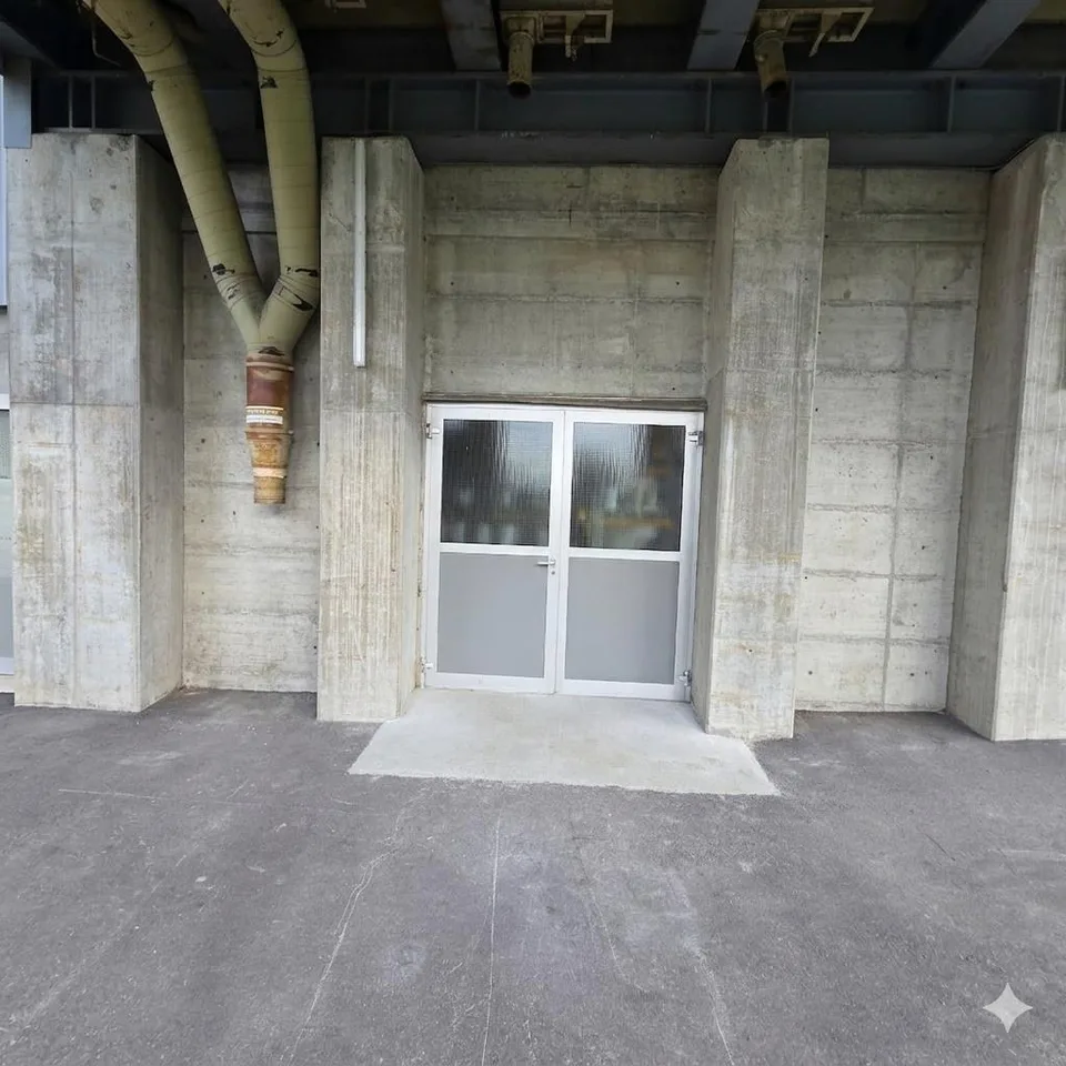 Gewerberaum EG mit Vordachbereich, Keller und Toilette