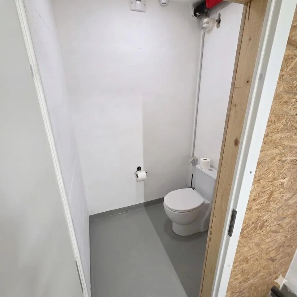 Gewerberaum EG mit Vordachbereich, Keller und Toilette
