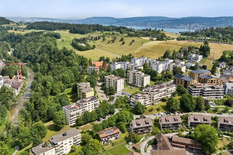 Appartamento 4.5 locali con terrazza sul tetto soleggiata e vista sul verde