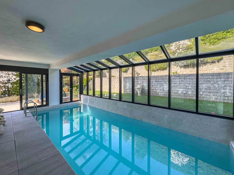 Moderna villa con piscina interna a Collina d’Oro