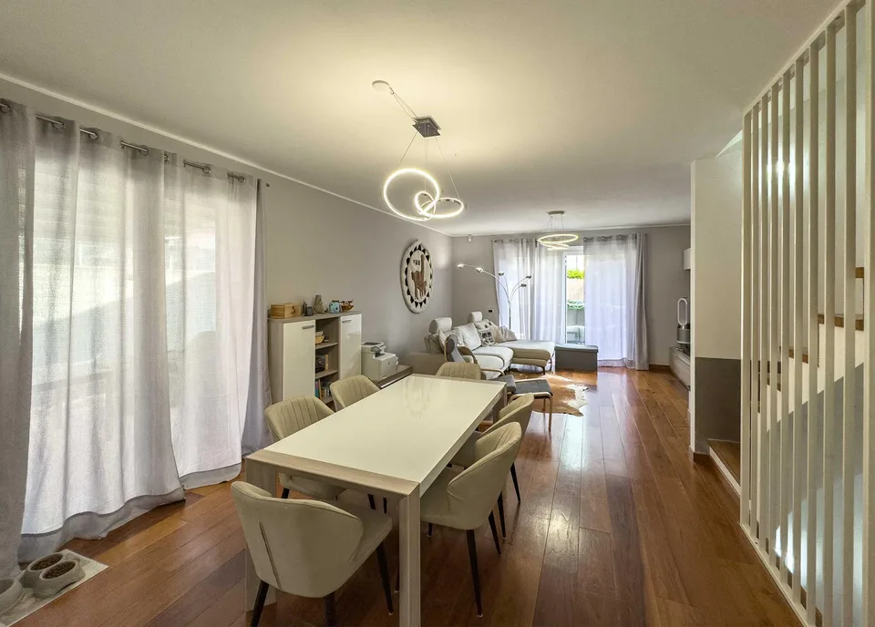 Grande e luminosa casa gemella a Melano