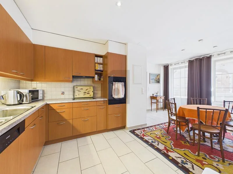 ELEGANTES MOBILIERTES WOHNUNG MIT CONTEMPORÄREM CHARME