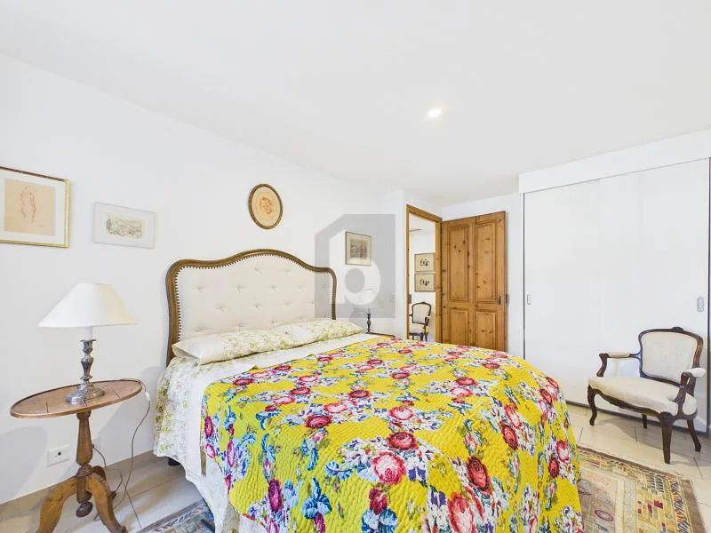 ELEGANTES MOBILIERTES WOHNUNG MIT CONTEMPORÄREM CHARME