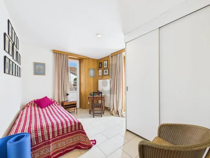 ELEGANTES MOBILIERTES WOHNUNG MIT CONTEMPORÄREM CHARME