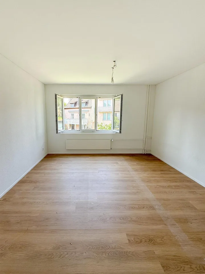 Modern und hochwertig renovierte 4 Zi-Wohnung an ruhiger