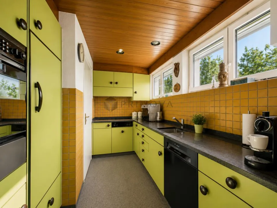 Repräsentatives Anwesen mit Einliegerwohnung, Wintergarten und Swim...