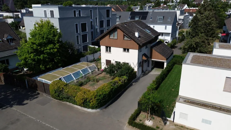 Repräsentatives Anwesen mit Einliegerwohnung, Wintergarten und Swim...