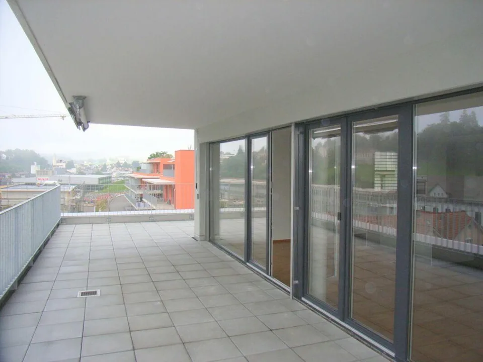 Moderne Attika mit grosser Terrasse
