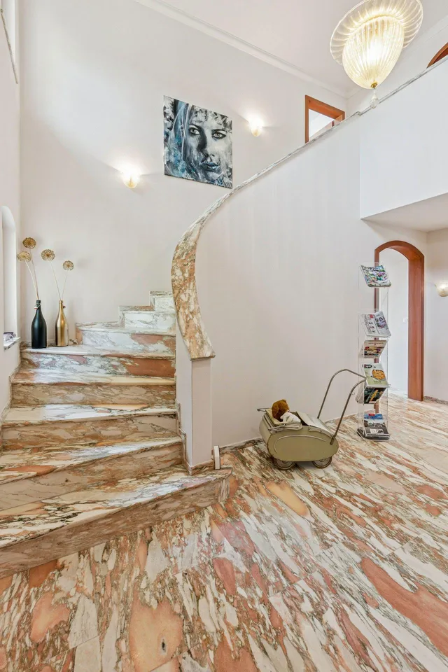 Exklusive Hanglage mit Altstadtpanorama und Pool