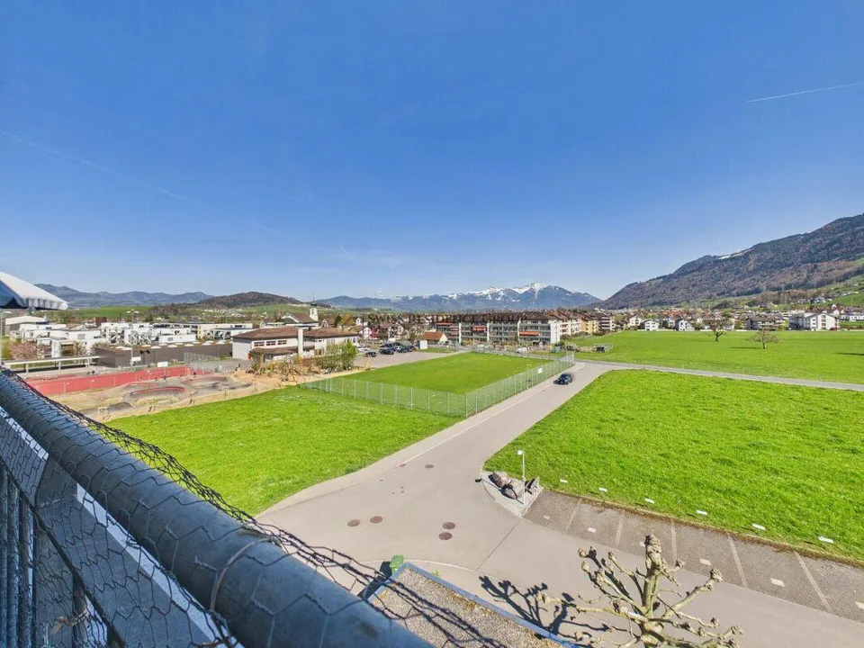 Helle Attikawohnung mit wunderschönem Ausblick auf die Berge