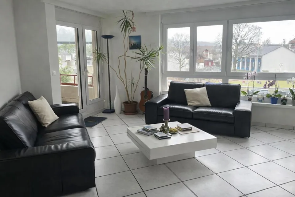 Appartement-maisonnette de 7,5 pièces lumineux avec balcon dans un quartier familial