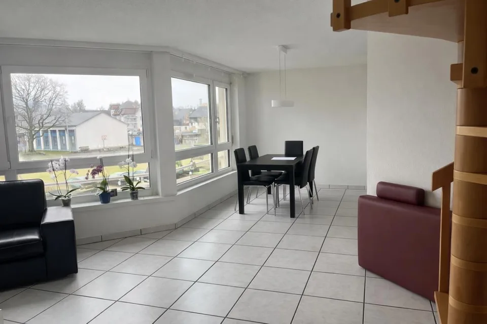 Appartement-maisonnette de 7,5 pièces lumineux avec balcon dans un quartier familial