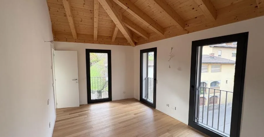 Attique Exclusif avec Vue sur le Lac à Pura - Confort Moderne dans un Emplacement Idéal
