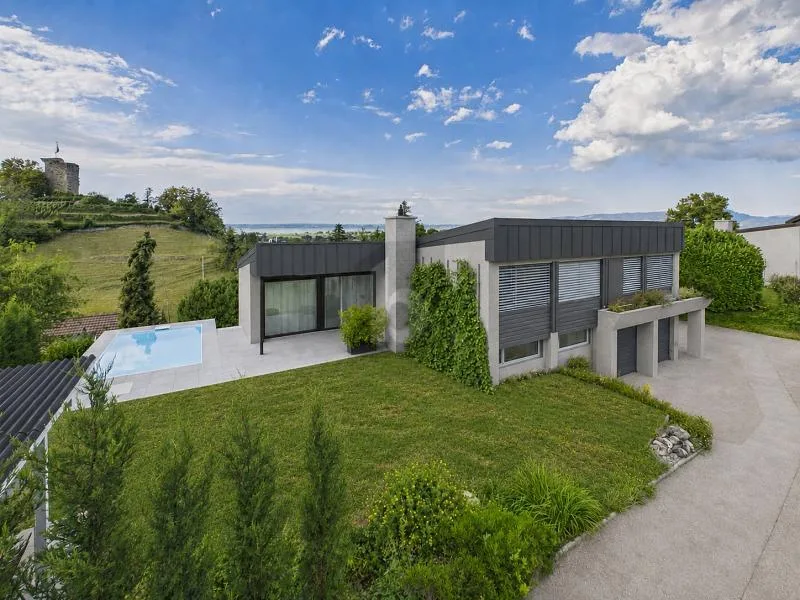 KERNSANIERT MIT GARTEN, POOL UND PANORAMASICHT