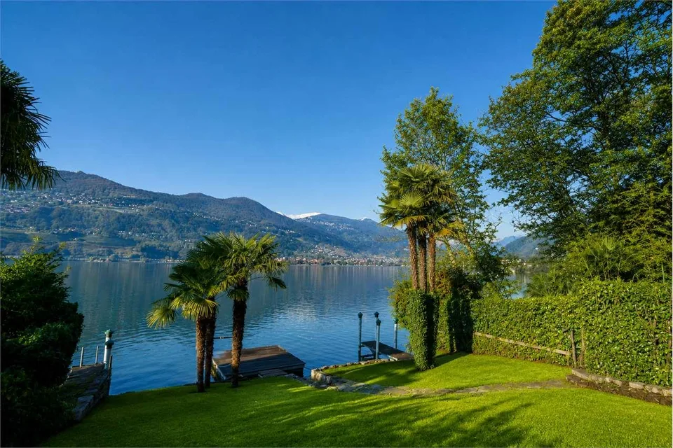 Villa con Spiaggia e Pontile Privato a Montagnola