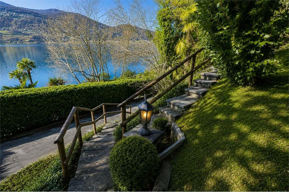 Villa con Spiaggia e Pontile Privato a Montagnola
