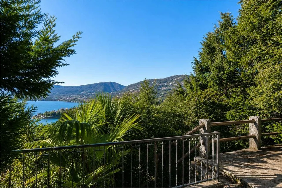 Villa con Spiaggia e Pontile Privato a Montagnola – foto 11 di 13