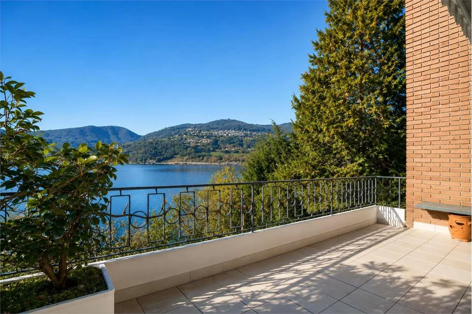 Villa con Spiaggia e Pontile Privato a Montagnola – foto 10 di 13