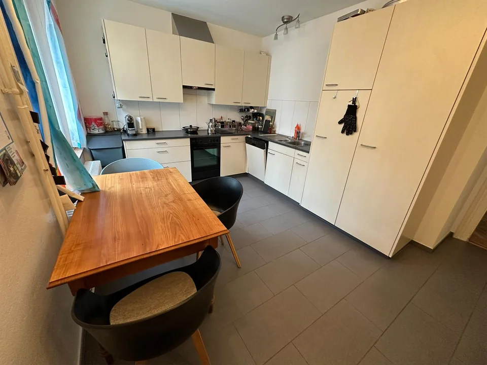 grosszügige, helle 5Zi-Altbauwohnung  mit Balkon, Nähe Spitäler/Uni