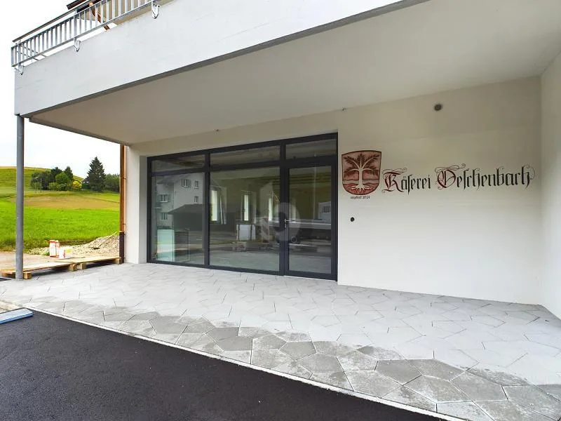 VIELSEITIGE FLÄCHE MIT SCHAUFENSTER