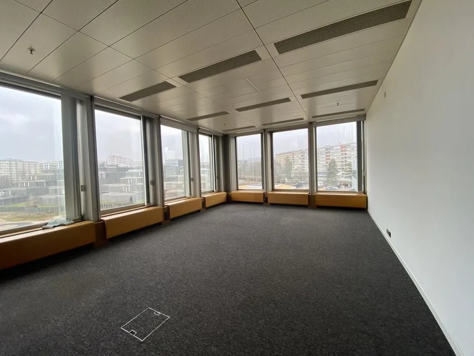 Grande surface de bureaux d'environ 700 m2 proche de toutes commodités