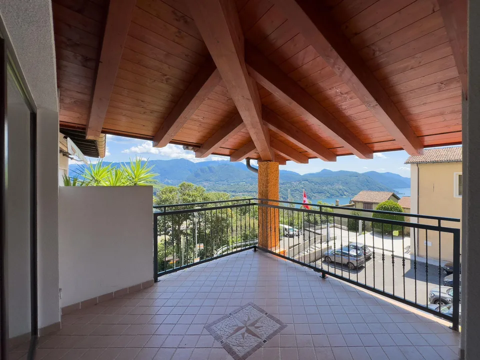 Casa ristrutturata con due appartamenti e vista lago