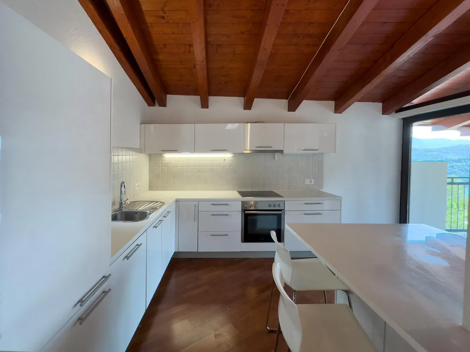 Casa ristrutturata con due appartamenti e vista lago