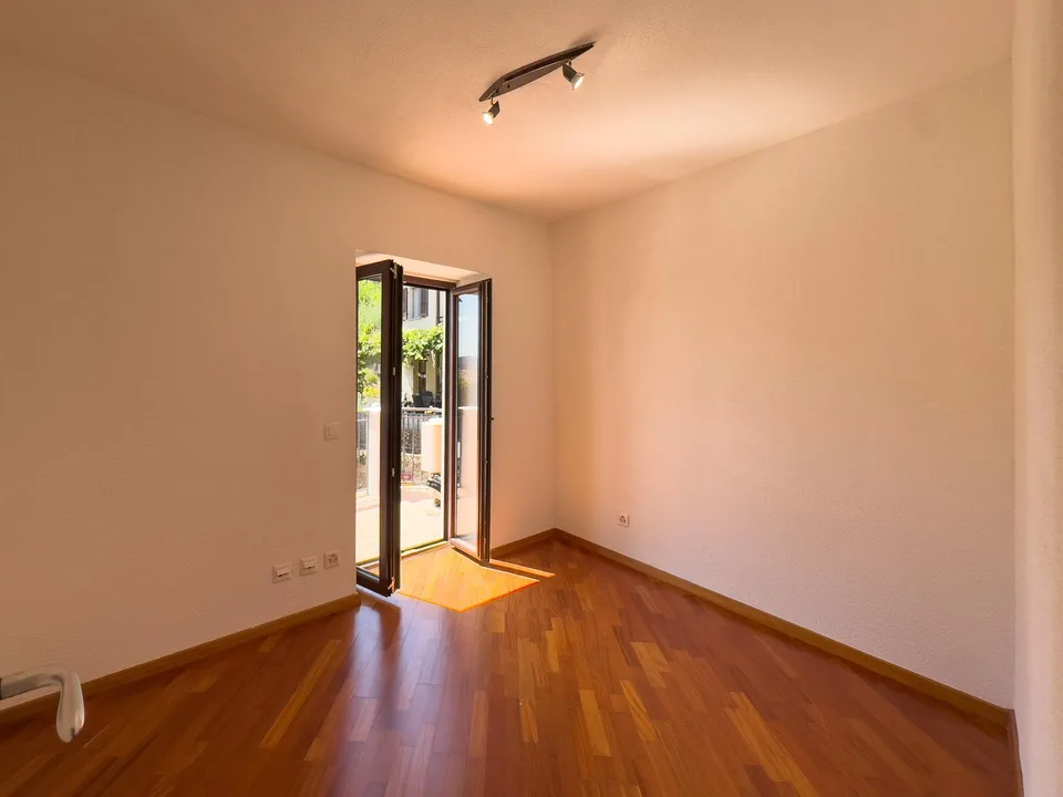 Casa ristrutturata con due appartamenti e vista lago