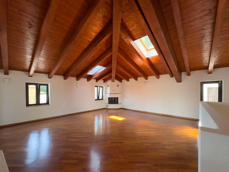 Casa ristrutturata con due appartamenti e vista lago