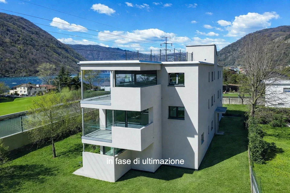 Moderno e nuovo 3.5 locali duplex con giardino a Melano